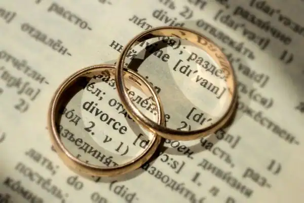 Image of rings removed before divorce mediation Margate